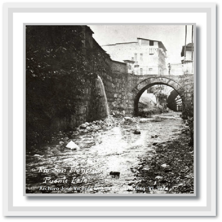 Fotografía histórica de Bogotá mostrando arquitectura antigua con arco de piedra